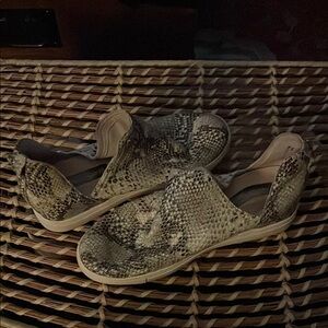 Snakeskin Pattern Slip-On Shoes